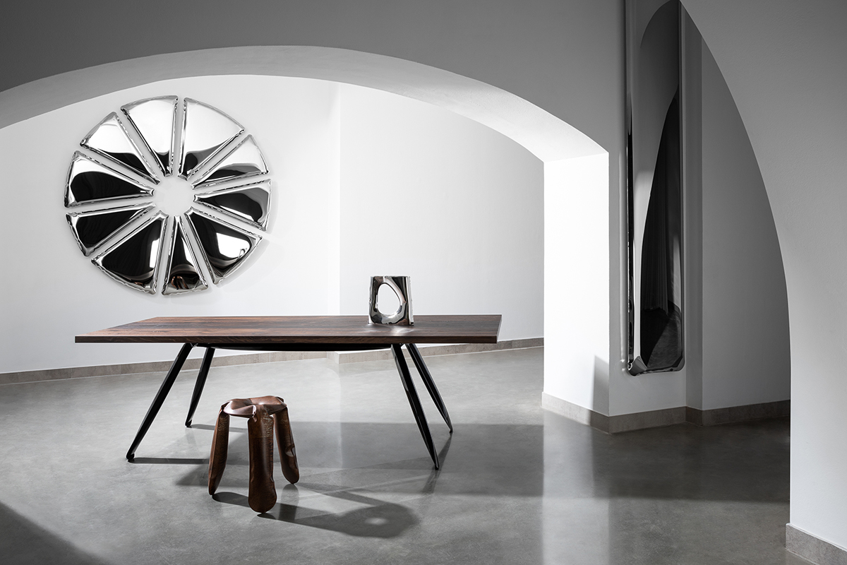 Zieta_NOGI_table_construction_black_glossy_RAL9005_NUCLEUS_inox_polished_KARAVA_Vase_inox_polished_TAFLA_IQ_inox_polished_Zieta_Collection_PLOPP_Stool_Standard_photo_by_Weronika_Trojanowska